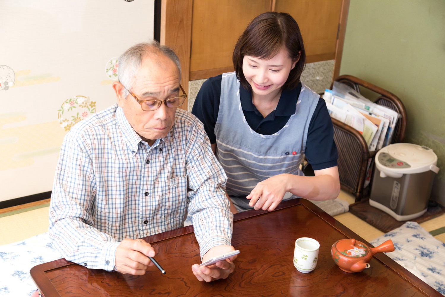 スマホで確認する家族のイメージ